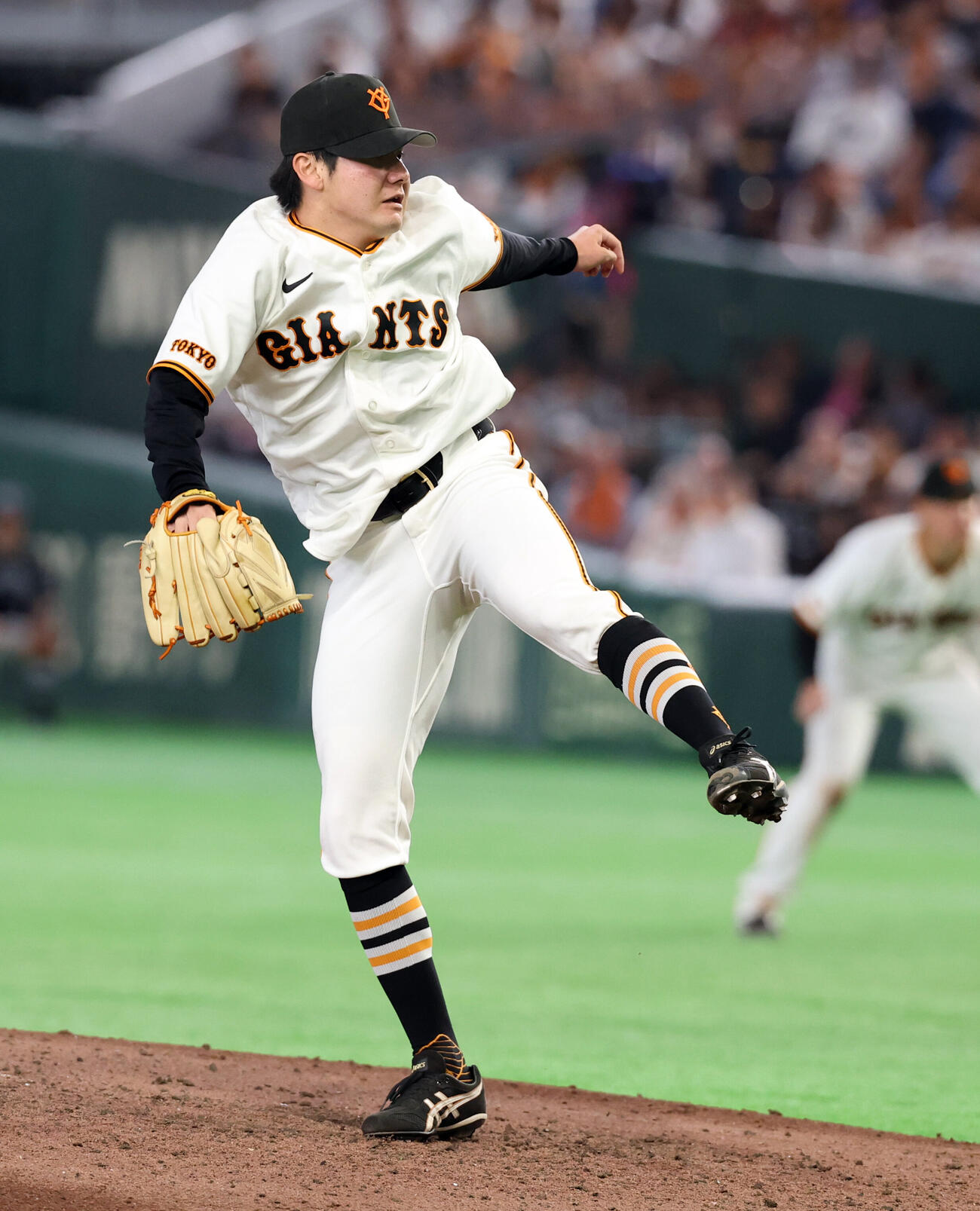 巨人対ヤクルト　7回表ヤクルト2死二、三塁、鈴木叶に投げ込む竹丸和幸　（撮影・浅見桂子）