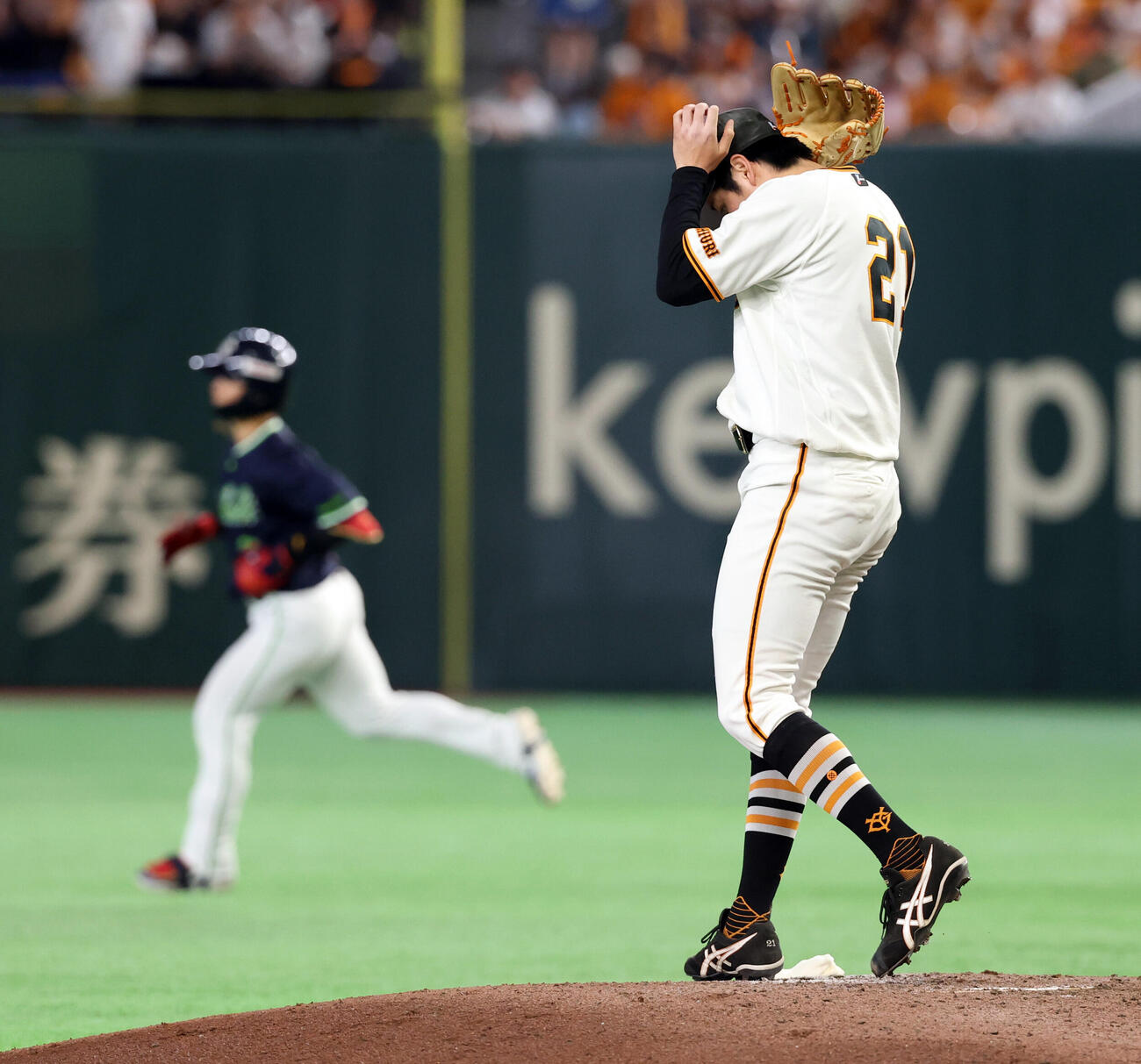 巨人対ヤクルト　6回表ヤクルト1死、内山壮真（奥）にソロ本塁打を浴び悔しそうな竹丸和幸　（撮影・浅見桂子）