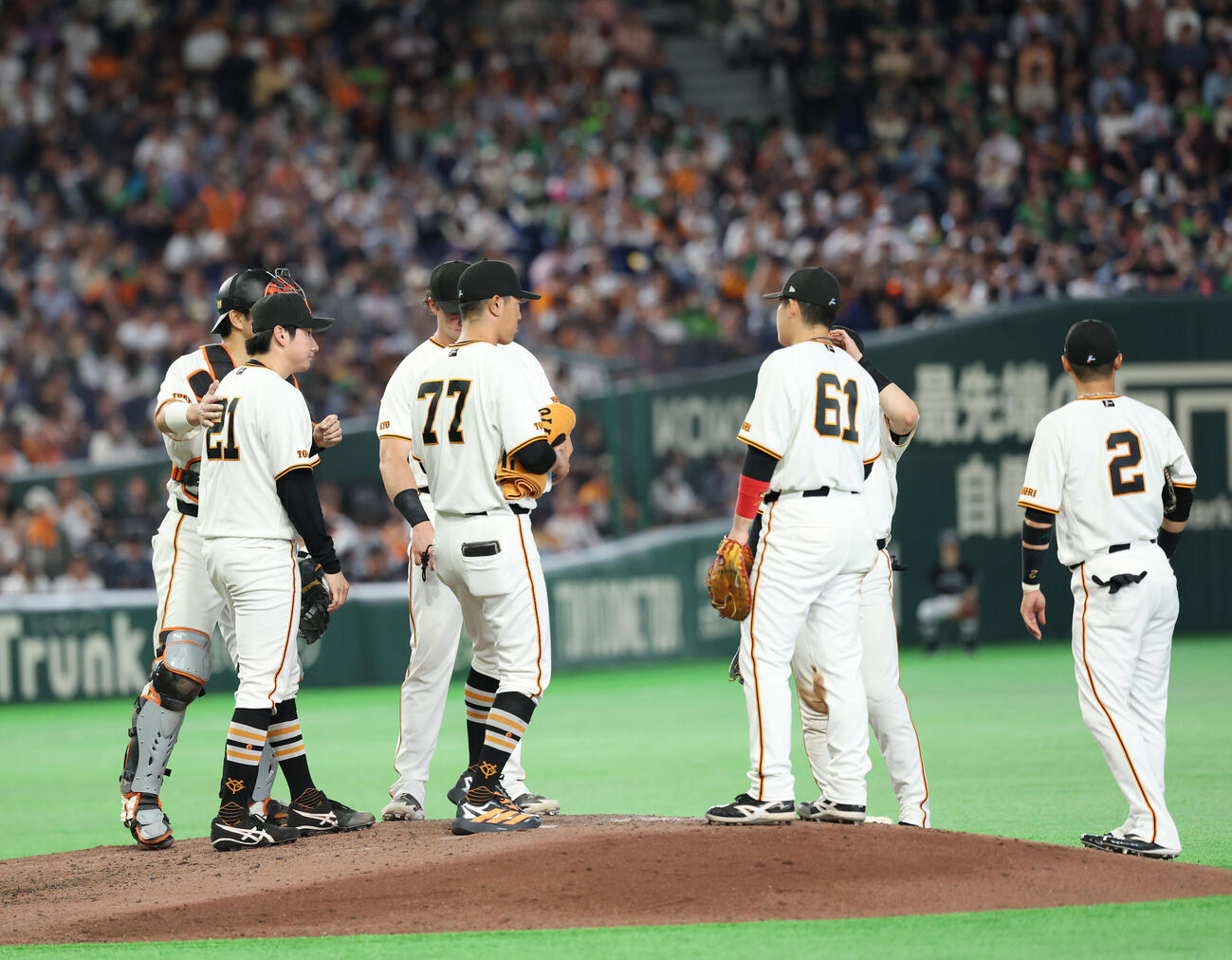 巨人対ヤクルト　6回表ヤクルト1死一塁、走者を抱えマウンドに集まる巨人ナイン（撮影・増田悦実）