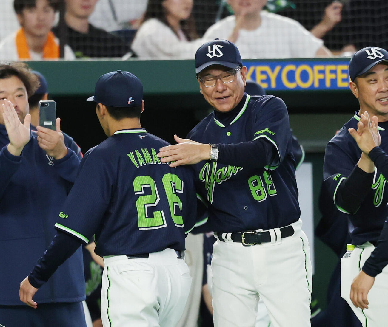 巨人対ヤクルト　勝利し山野太一（左）の肩をたたくヤクルト池山隆寛監督（撮影・増田悦実）