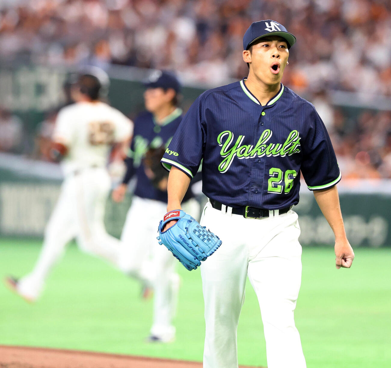 巨人対ヤクルト　1回裏巨人2死一塁、ボビー・ダルベックを中飛に仕留め、ほっと息をつく山野太一　（撮影・浅見桂子）