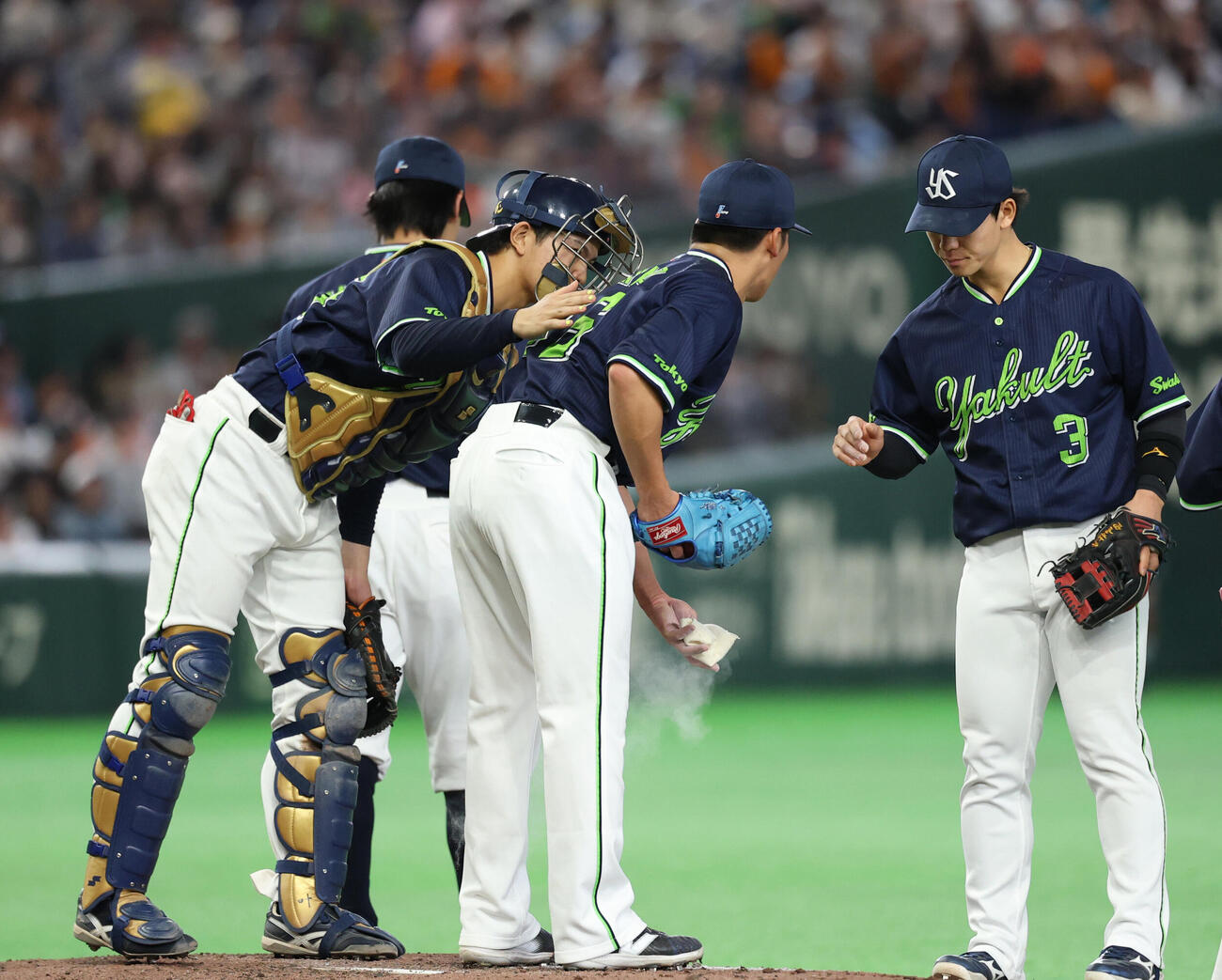 巨人対ヤクルト　4回裏巨人2死一、二塁、走者を抱え山野太一（中央右）に声をかける鈴木叶（中央左）（撮影・増田悦実）