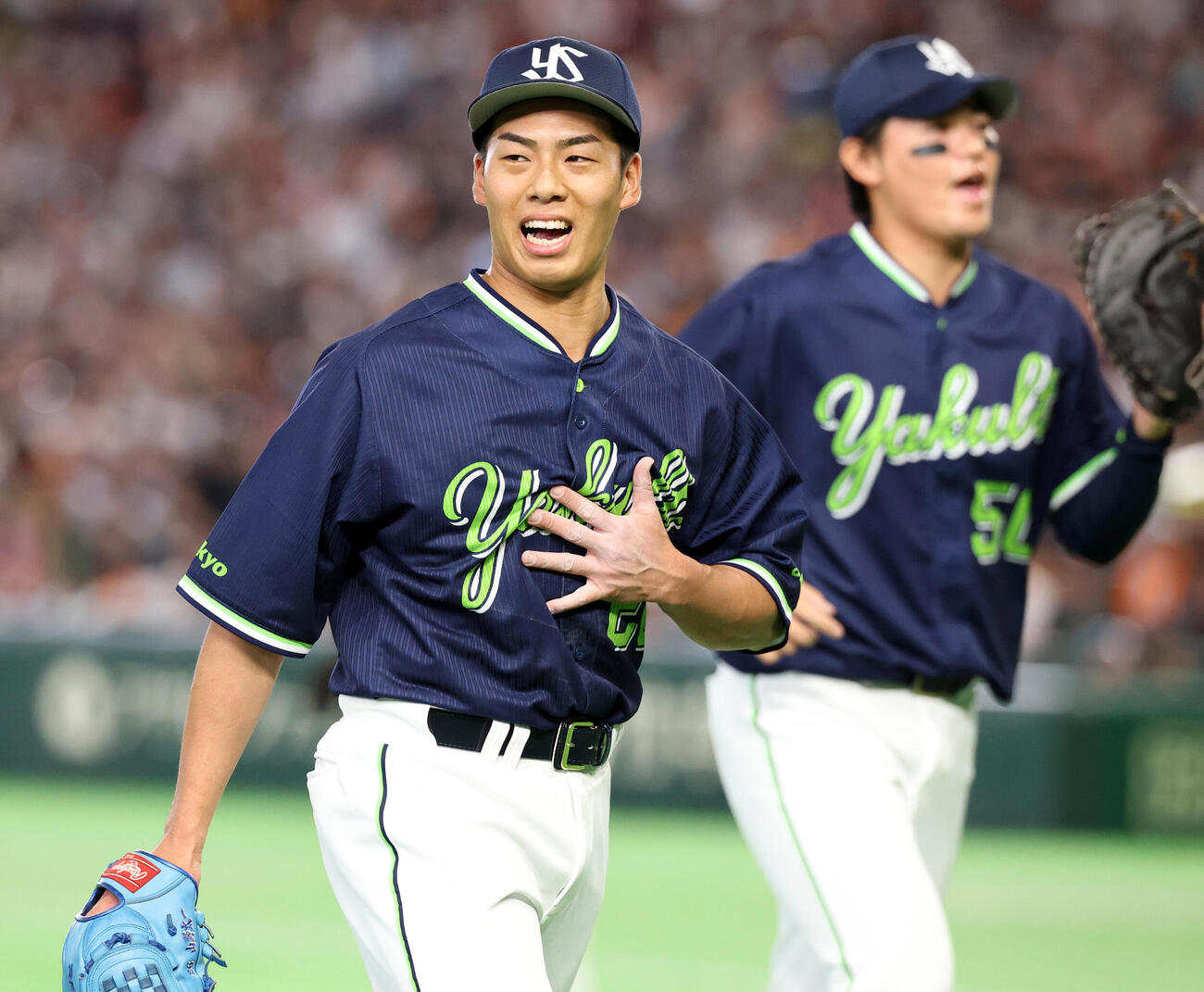 巨人対ヤクルト　1回裏巨人2死一塁、ボビー・ダルベックを中飛に仕留め、ほっと息をつく山野太一　（撮影・浅見桂子）