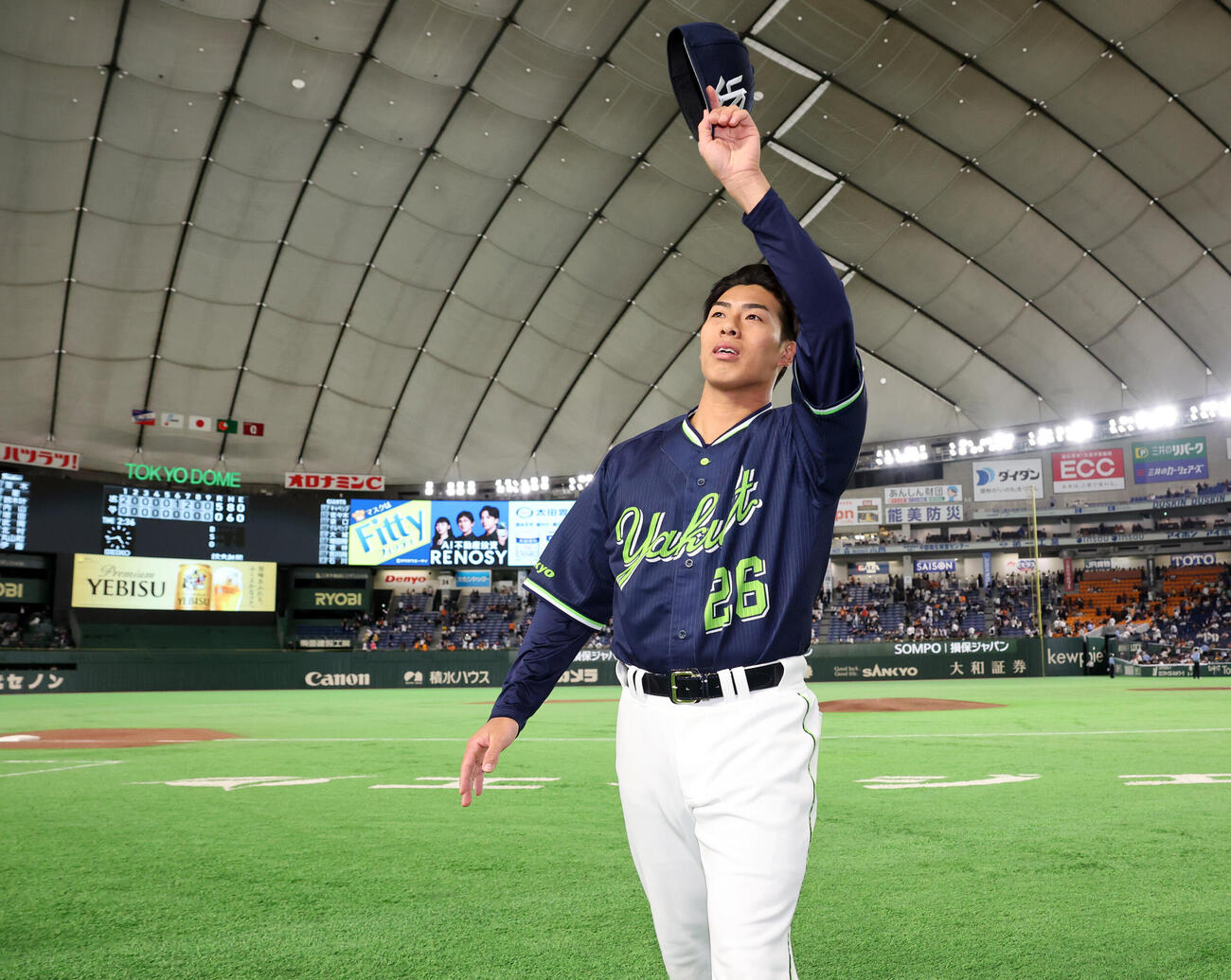 巨人対ヤクルト　両リーグトップとなる5勝目を挙げスタンドに手を振るヤクルト山野太一　（撮影・浅見桂子）