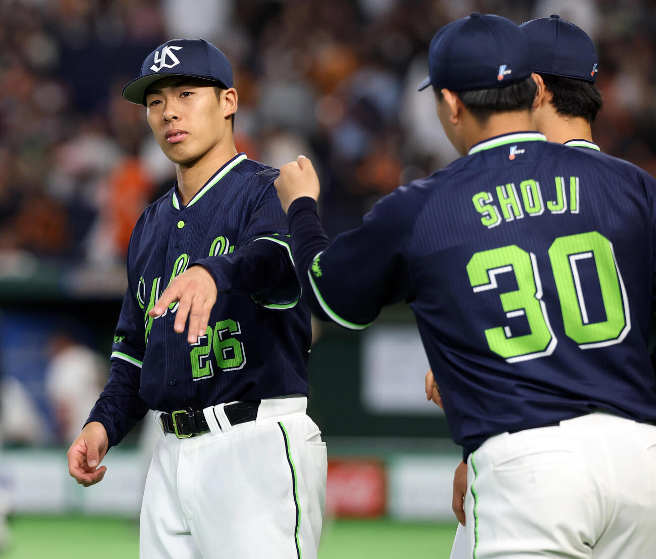 巨人対ヤクルト　両リーグトップとなる5勝目を挙げたヤクルト山野太一（左）は荘司宏太らとハイタッチ　（撮影・浅見桂子）