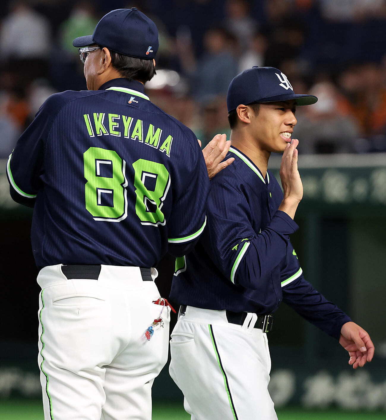 巨人対ヤクルト　両リーグトップの5勝目を挙げたヤクルト山野太一（右）は池山隆寛監督とハイタッチ　（撮影・浅見桂子）