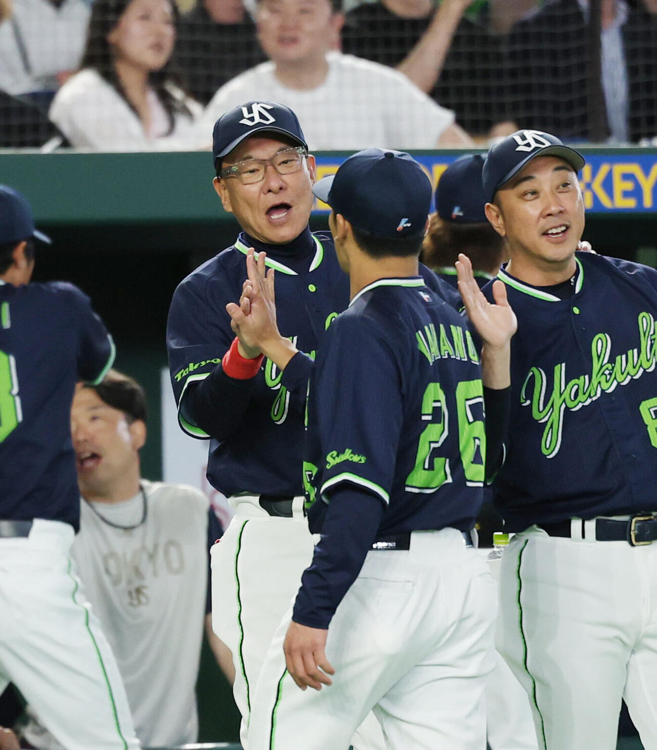 巨人対ヤクルト　勝利しタッチを交わすヤクルト池山隆寛監督（奥）と山野太一（撮影・増田悦実）