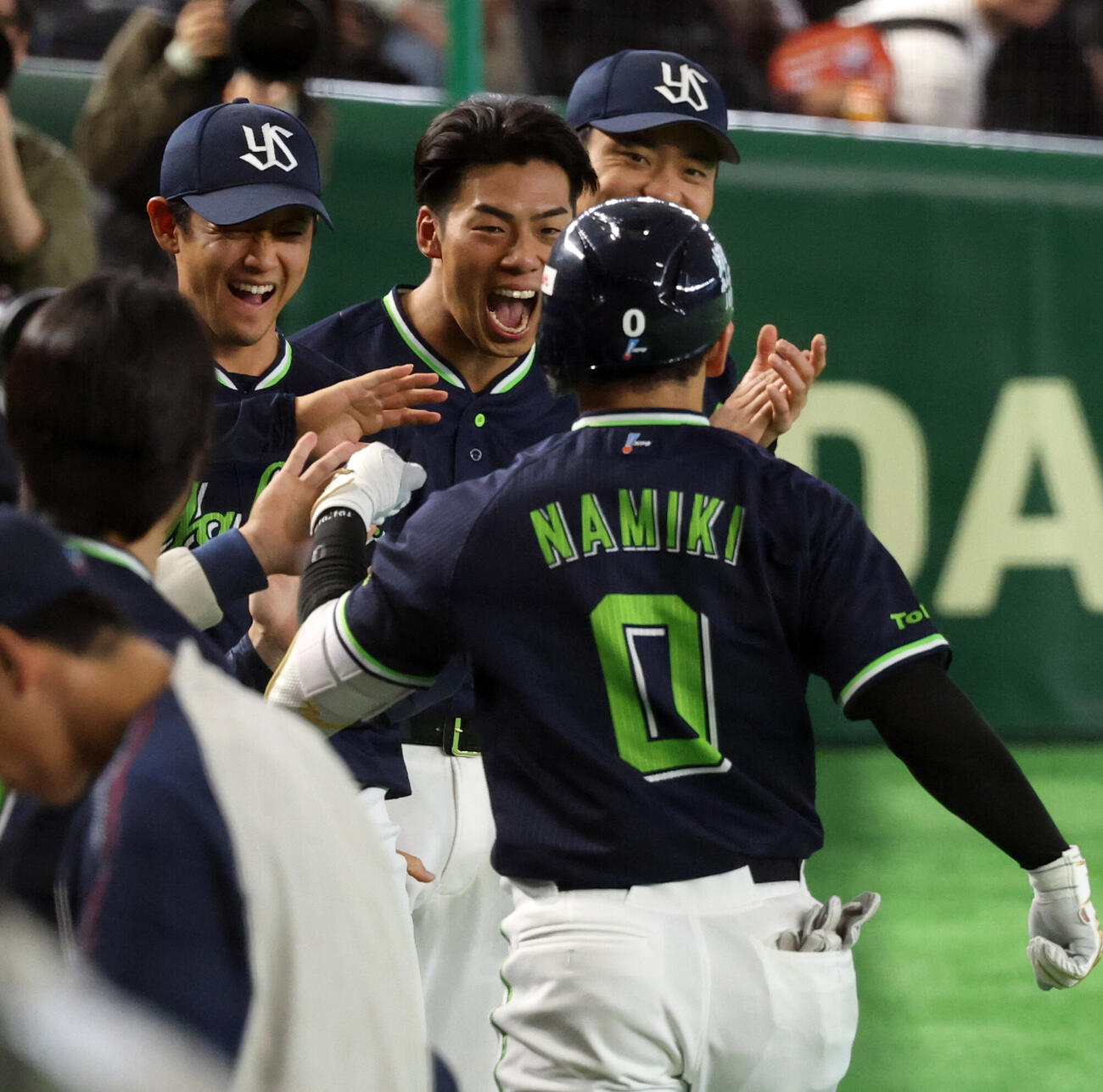 巨人対ヤクルト　1回表ヤクルト無死、並木秀尊（手前）が先頭打者本塁打を放ち、雄たけびを上げて迎える山野太一（中央）　（撮影・浅見桂子）