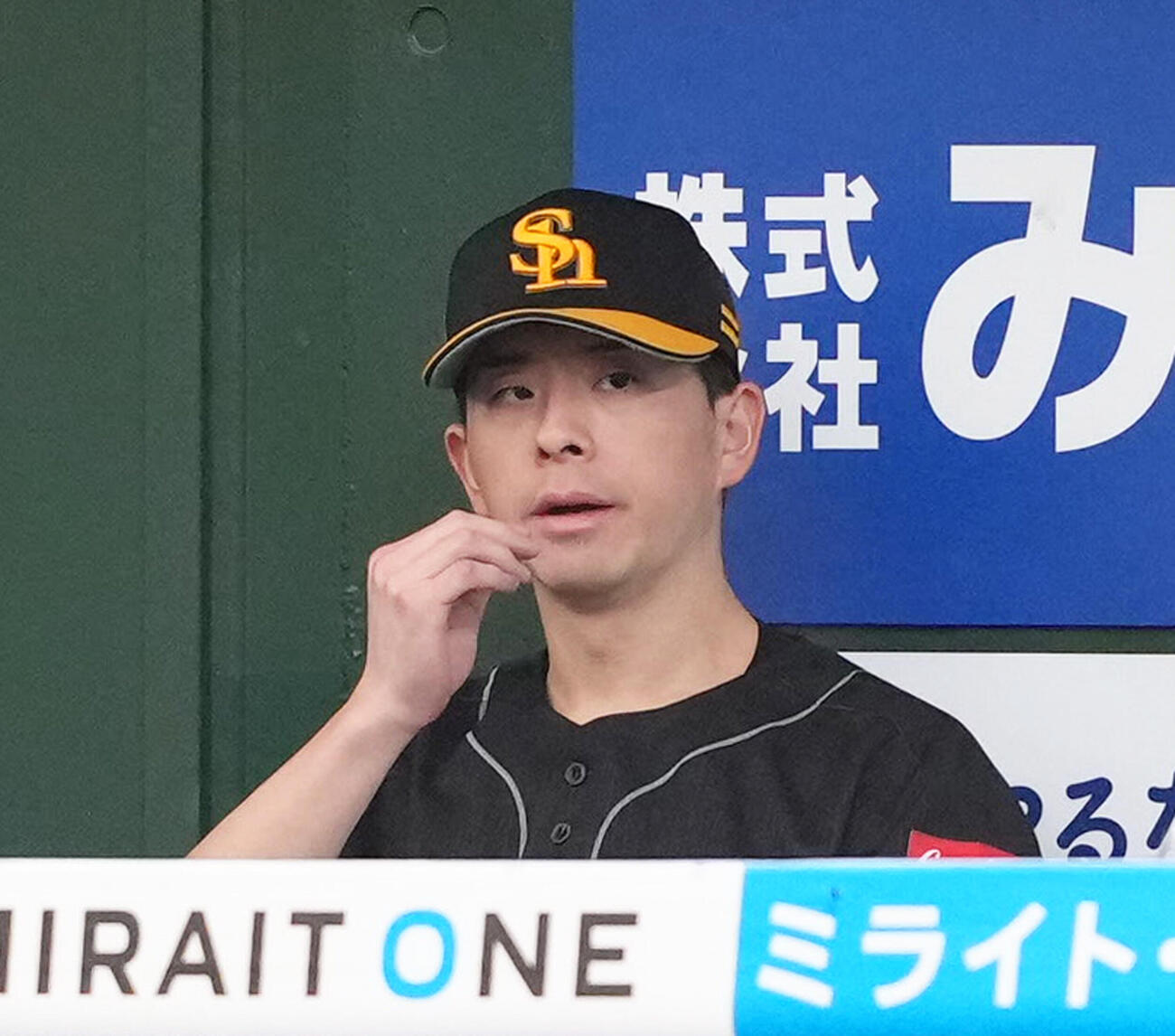 西武対ソフトバンク　ベンチで渋い顔を見せるソフトバンク大関友久（撮影・足立雅史）