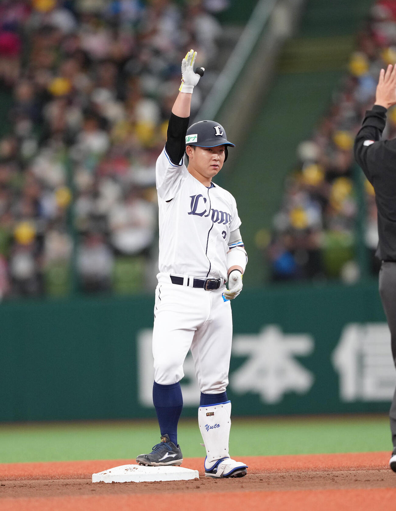 西武対ソフトバンク　2回裏西武1死二塁、古賀悠斗は先制適時二塁打を放つ（撮影・足立雅史）