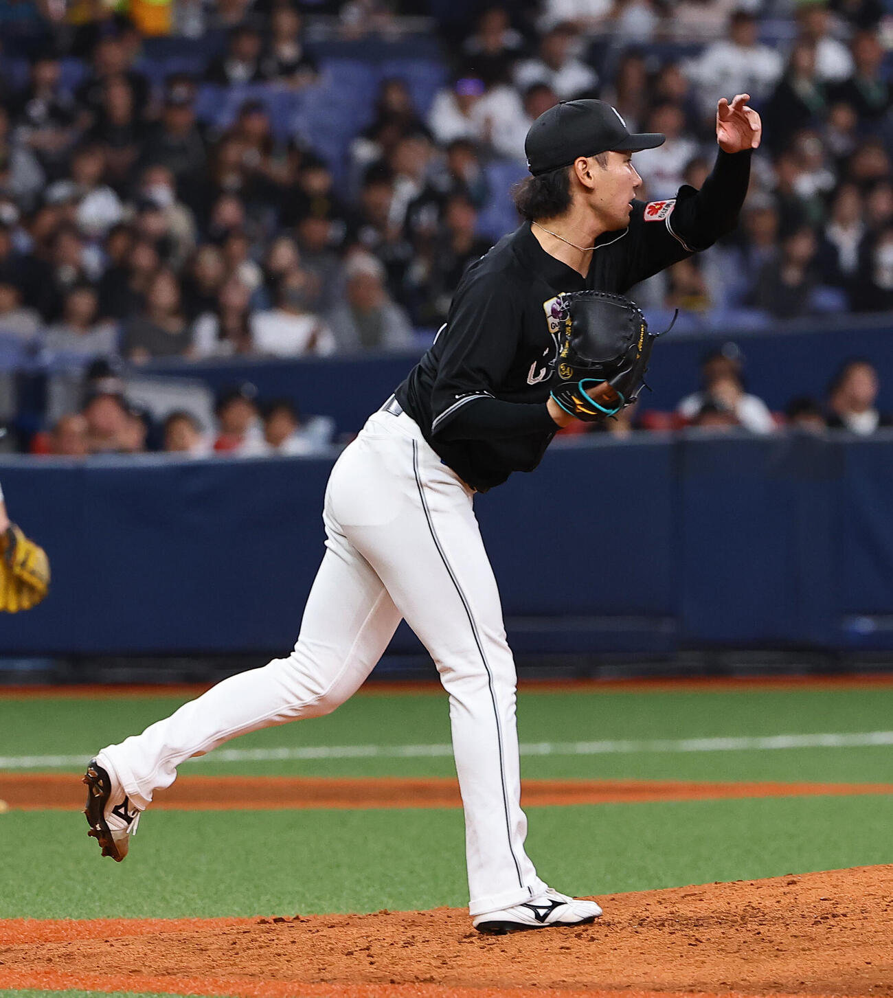 オリックス対ロッテ　7回裏オリックス1死一塁、二塁へ悪送球する高野脩汰（撮影・上田博志）