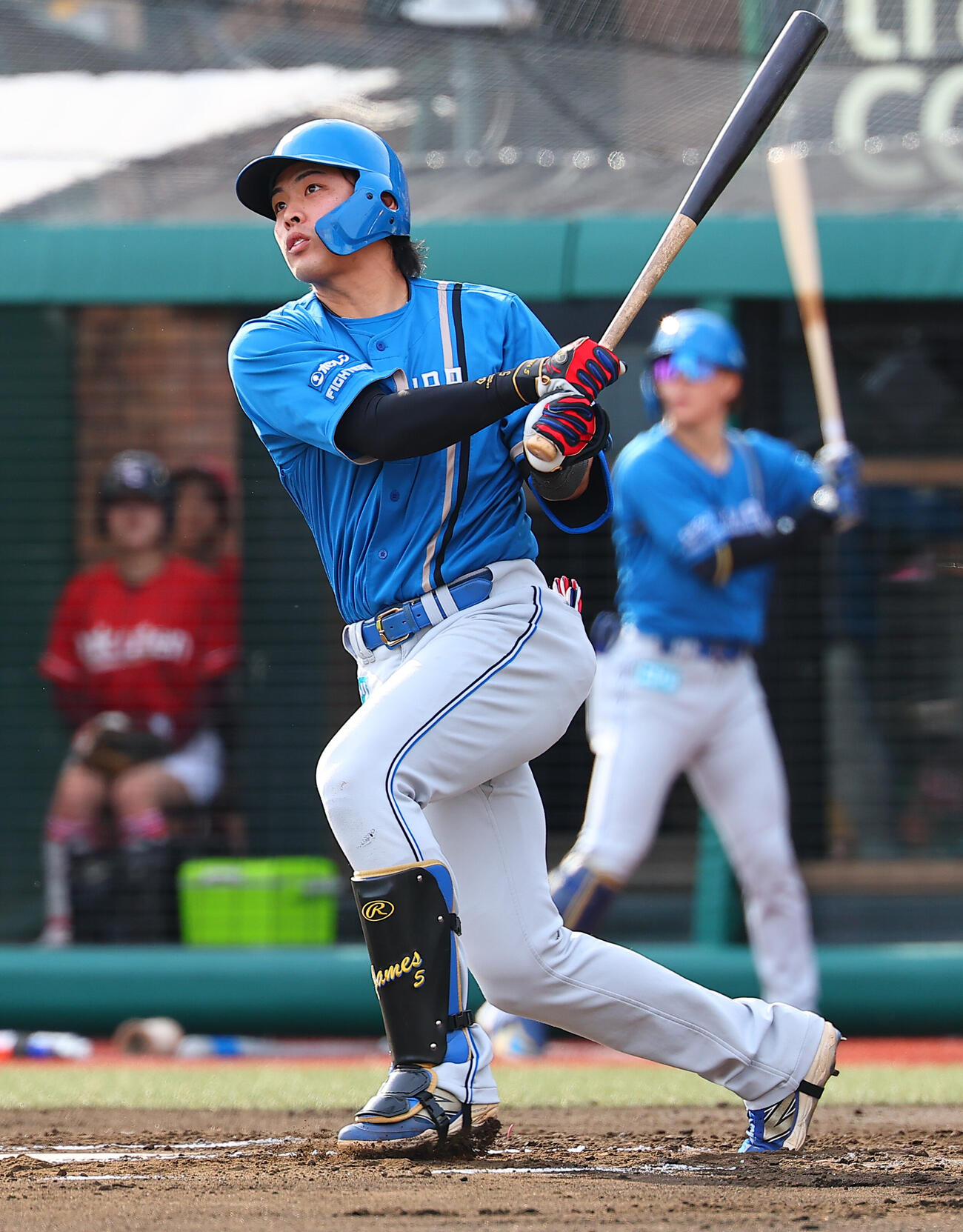 楽天対日本ハム　6回表日本ハム2死一、三塁、適時二塁打を放つ野村佑希（撮影・野上伸悟）