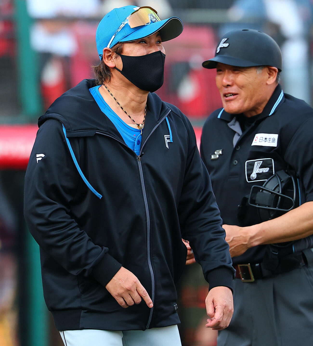 楽天対日本ハム　笑顔で選手交代を告げる日本ハム新庄剛志監督（撮影・野上伸悟）