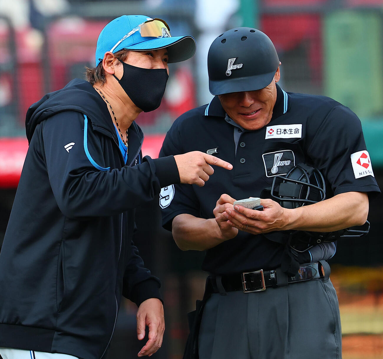楽天対日本ハム　笑顔で選手交代を告げる日本ハム新庄剛志監督（撮影・野上伸悟）