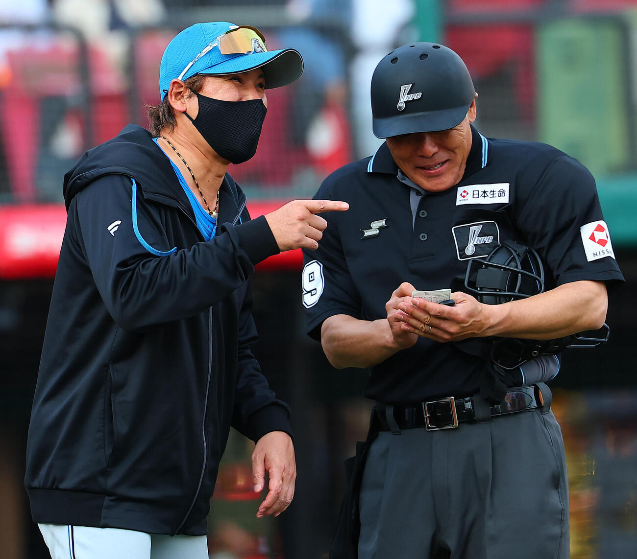 楽天対日本ハム　笑顔で選手交代を告げる日本ハム新庄剛志監督（撮影・野上伸悟）