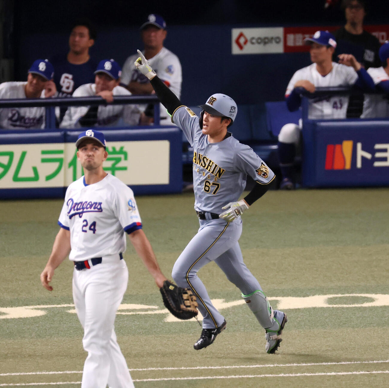 中日対阪神　6回表阪神無死一塁、高寺望夢は右越え2点本塁打を放ち腕を伸ばしてダイヤモンドを駆ける撮影・加藤哉）