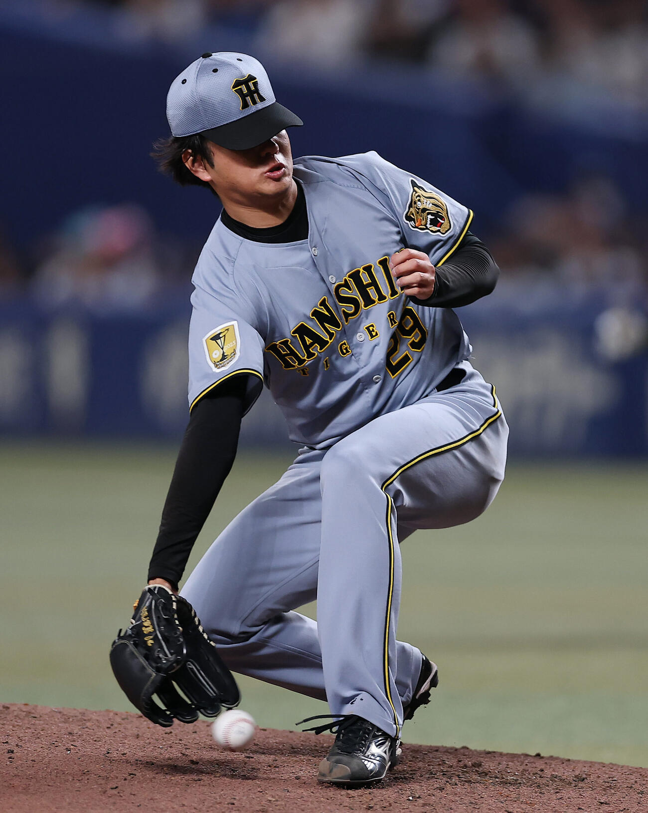 中日対阪神　4回裏中日2死一塁、ジェイソン・ボスラーの打球に反応する高橋遥人（撮影・前田充）