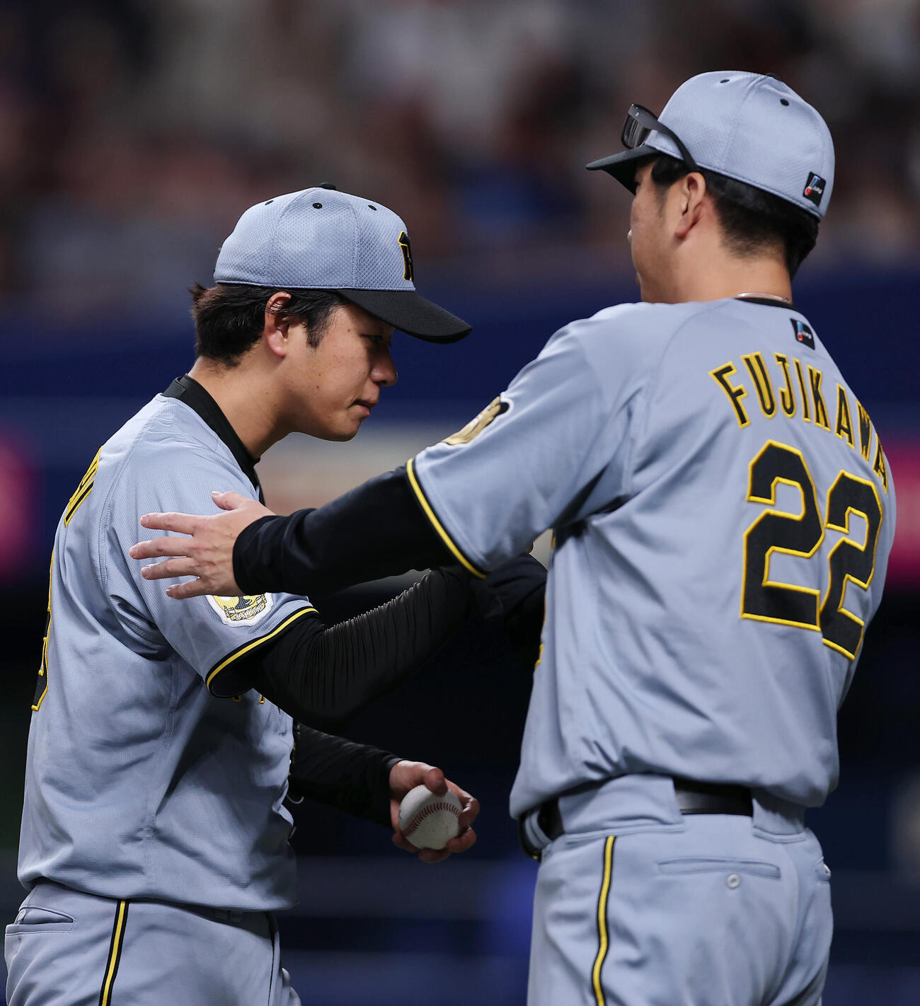 中日対阪神　完封勝利を挙げ藤川球児監督（右）に出迎えられる阪神高橋遥人（撮影・前田充）
