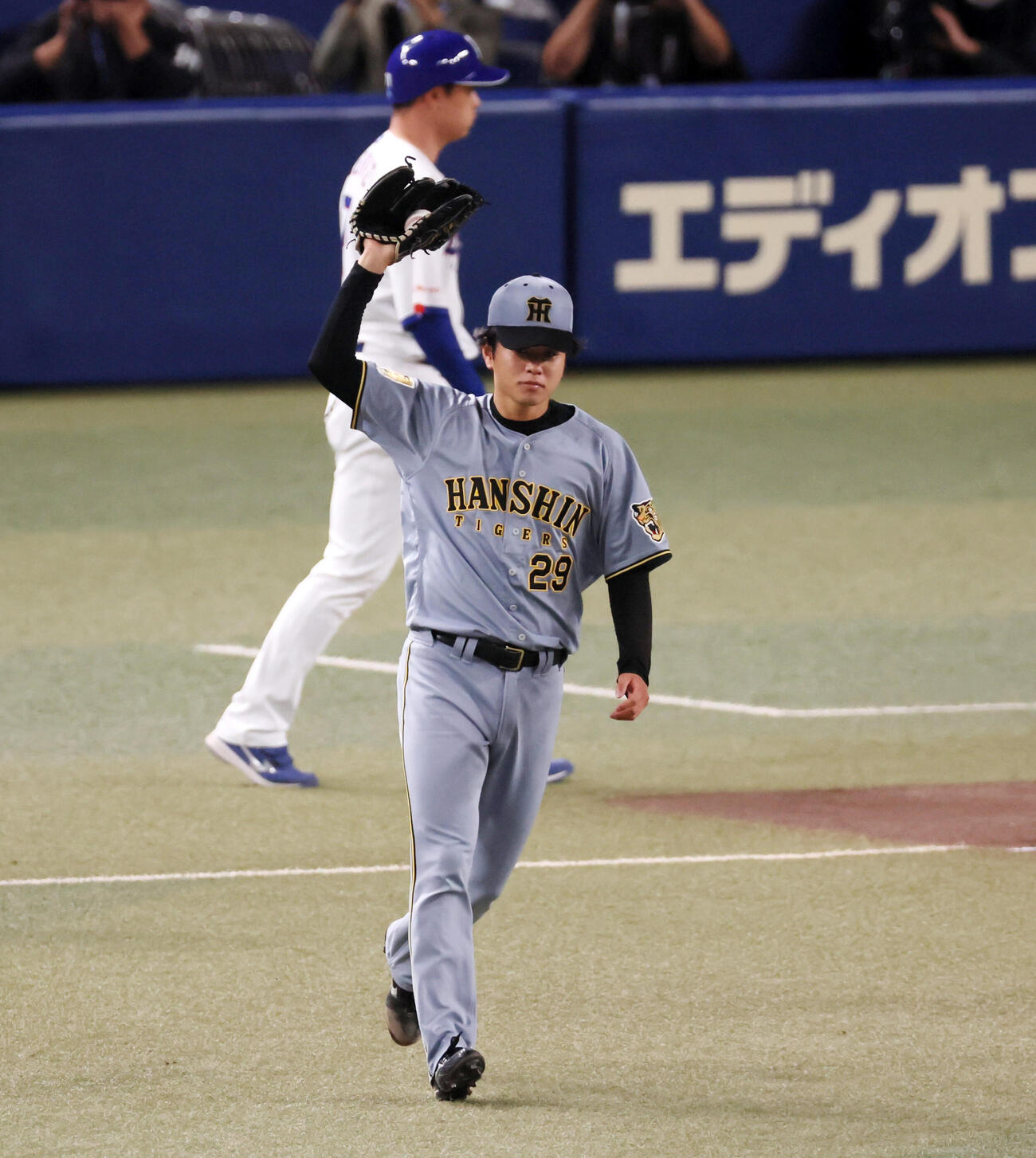 中日対阪神　9回裏中日2死、高橋遥人は福永裕基を一ゴロに仕留めて右腕を上げる（撮影・加藤哉）