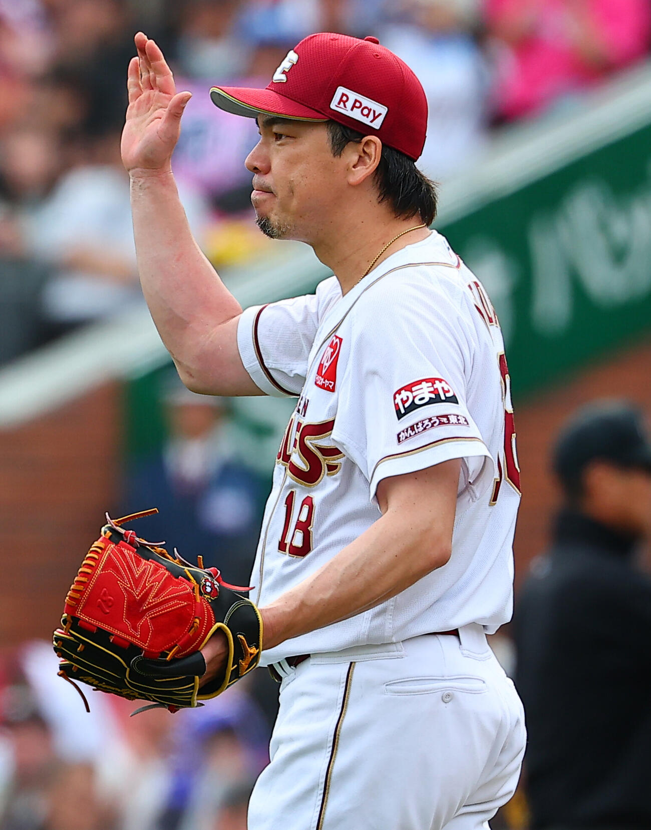 楽天対日本ハム　4回表日本ハム無死一塁、郡司裕也を併殺に仕留め喜ぶ前田健太（撮影・野上伸悟）