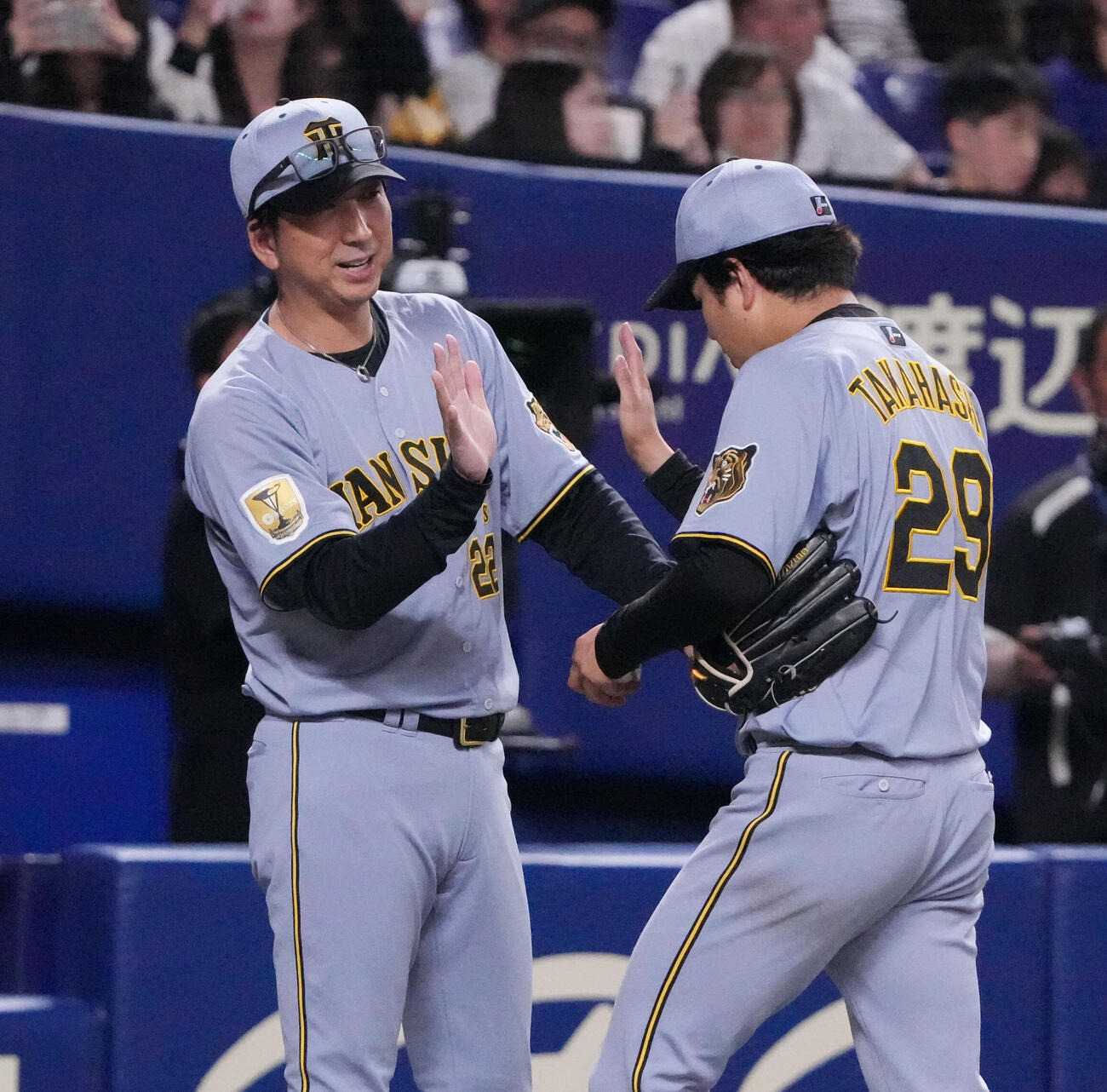 中日対阪神　試合終了、藤川球児監督（左）は完封した高橋遥人らナインを迎える（撮影・森本幸一）