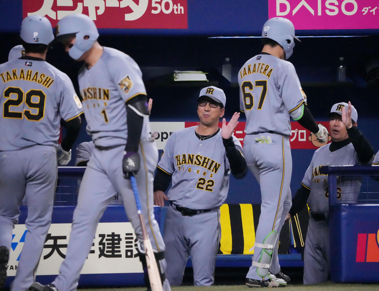 中日対阪神　6回表阪神無死一塁、藤川球児監督（中央）は2点本塁打を放った高寺望夢らを迎える（撮影・森本幸一）