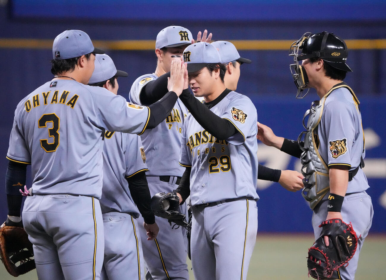 中日対阪神　試合終了、高橋遥人（中央）は完封勝利しナインとタッチを交わす（撮影・森本幸一）
