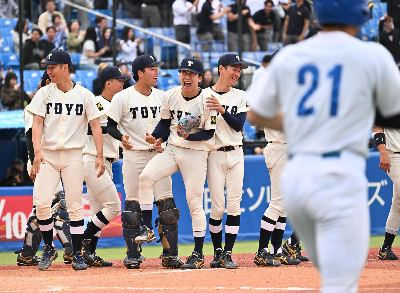 東洋大対青学大　タイブレークの10回裏青学大2死満塁、谷口勇人を左飛に打ち取り雄たけびを上げる谷公希（中央）（撮影・滝沢徹郎）