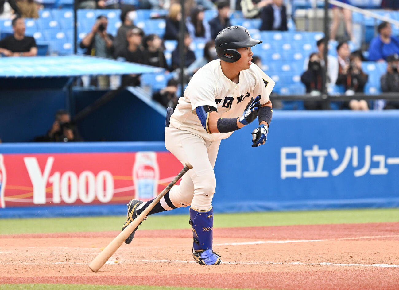 東洋大対青学大　タイブレークの10回表東洋大無死一、二塁、冨安海来は適時二塁打を放つ（撮影・滝沢徹郎）