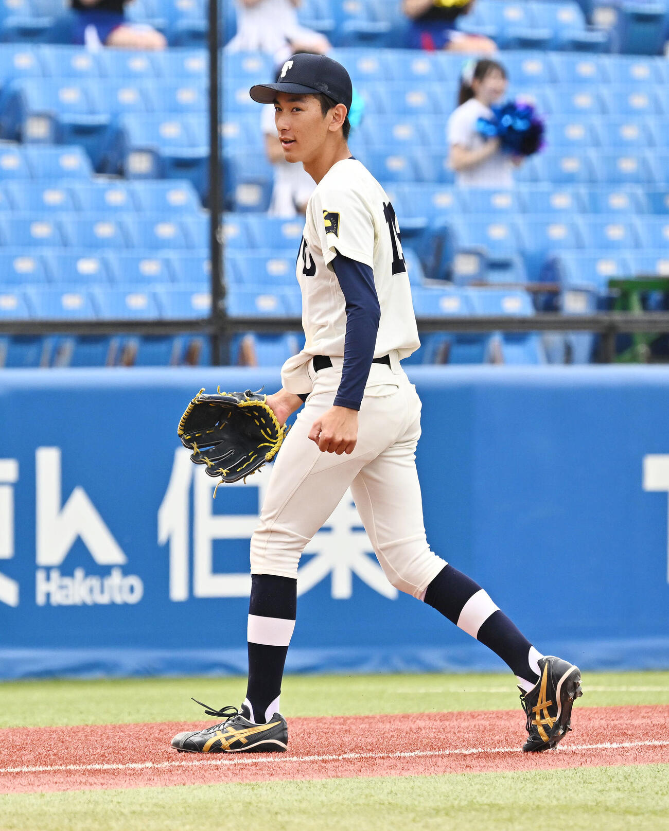 東洋大対青学大　9回裏青学大2死一、二塁、松本大和を遊ゴロに打ち取り引き揚げる飯塚遥己（撮影・滝沢徹郎）