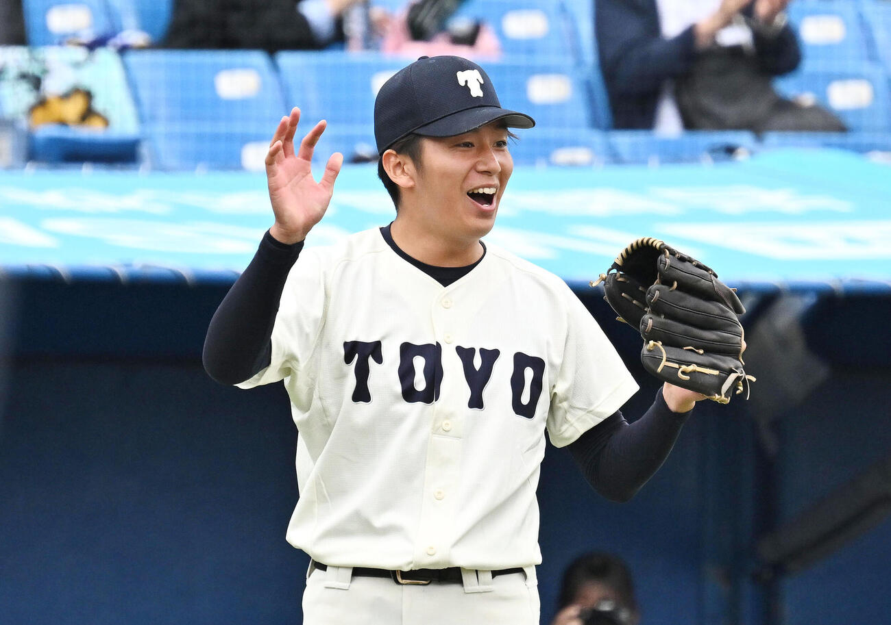 東洋大対青学大　5回裏青学大1死一、二塁、山口翔梧を併殺打に仕留めた石沢順平は笑顔で野手を迎える（撮影・滝沢徹郎）