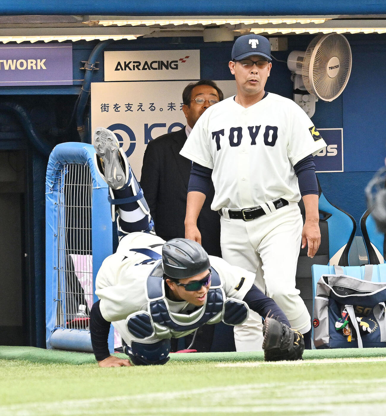 東洋大対青学大　2回裏青学大1死二、三塁、谷口勇人の捕邪飛を好捕する高山亮太（手前）（撮影・滝沢徹郎）