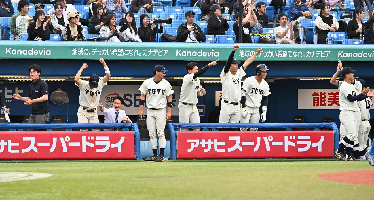 東洋大対青学大　タイブレークの10回表東洋大無死一、二塁、冨安海来の適時二塁打に盛り上がるベンチ（撮影・滝沢徹郎）