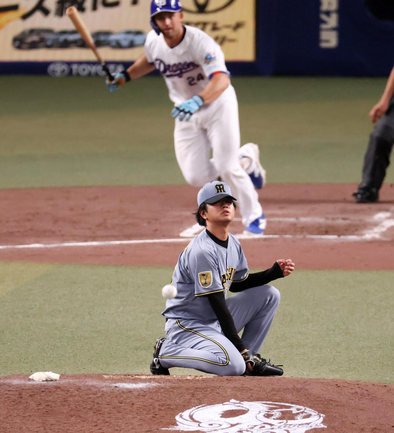 中日対阪神　4回裏中日2死一塁、高橋遥人はジェイソン・ボスラーを遊ゴロに仕留める（撮影・加藤哉）