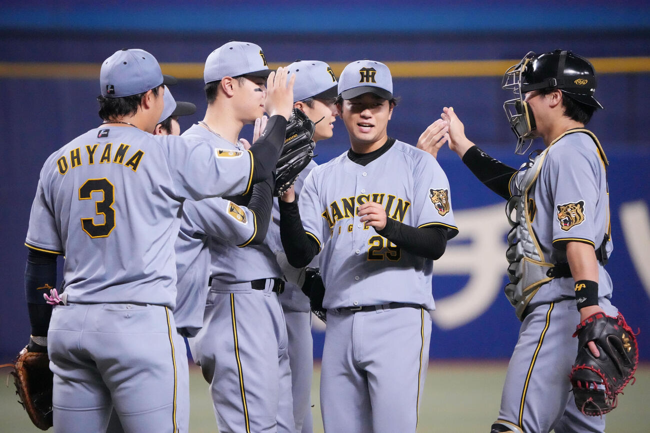 中日対阪神　阪神高橋遥人（右から2人目）は完封勝利しナインとタッチを交わす（撮影・森本幸一）