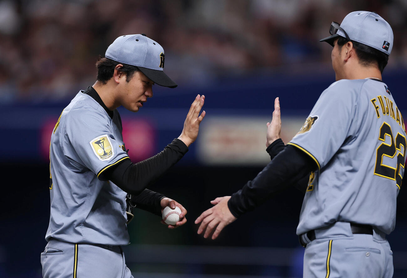 中日対阪神　完封勝利を挙げ藤川球児監督（右）に出迎えられる阪神高橋遥人（撮影・前田充）