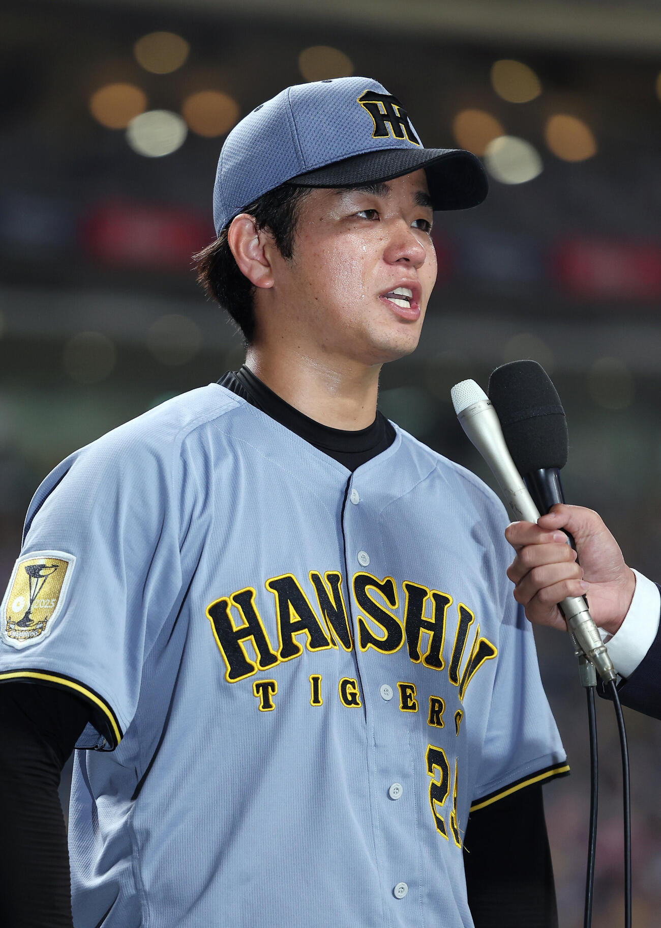 中日対阪神　完封勝利を挙げヒーローインタビューを受ける阪神高橋遥人（撮影・前田充）