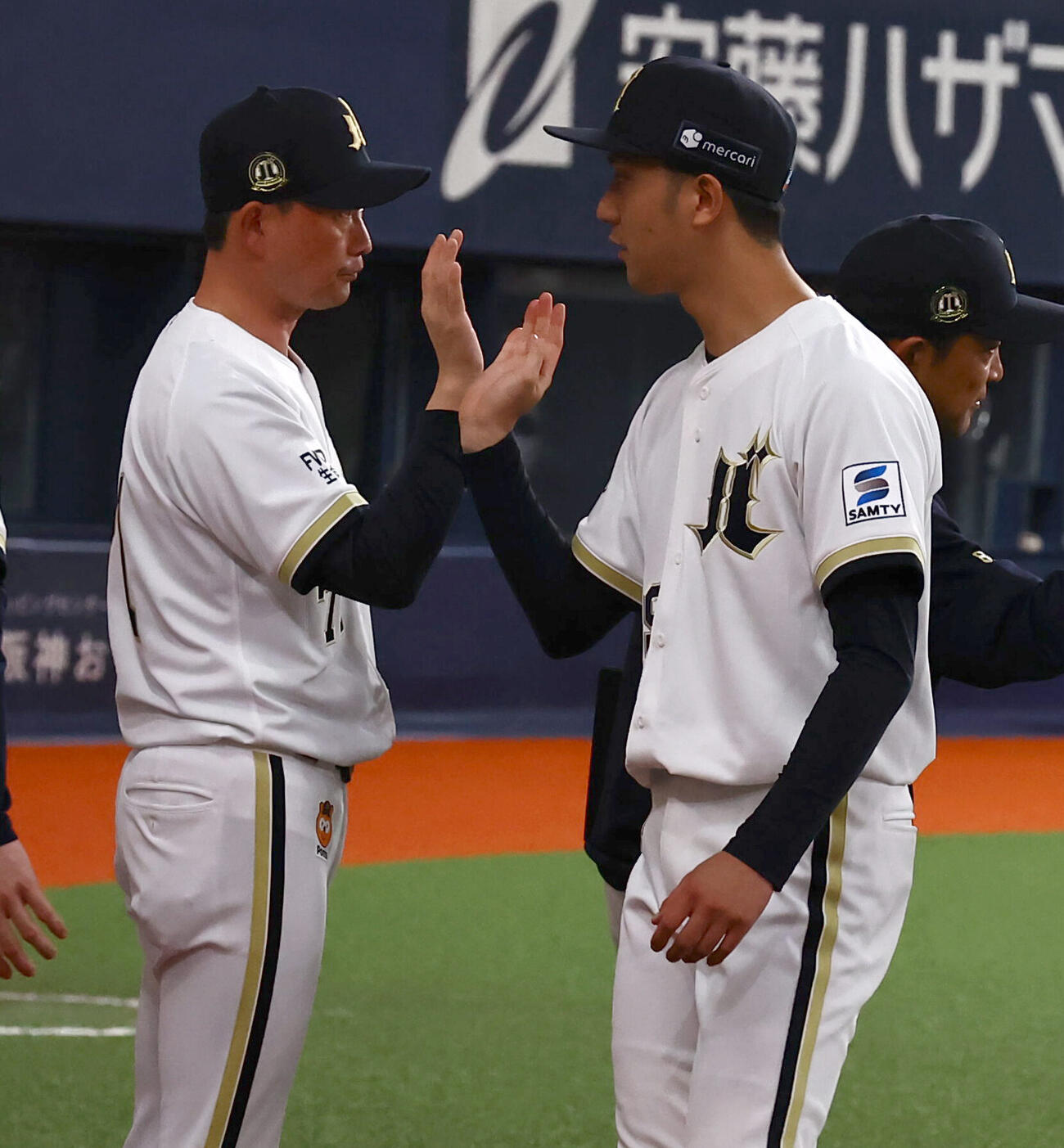 オリックス対ロッテ　今季初勝利をあげた田嶋大樹（右）は岸田護監督とハイタッチをする（撮影・上田博志）