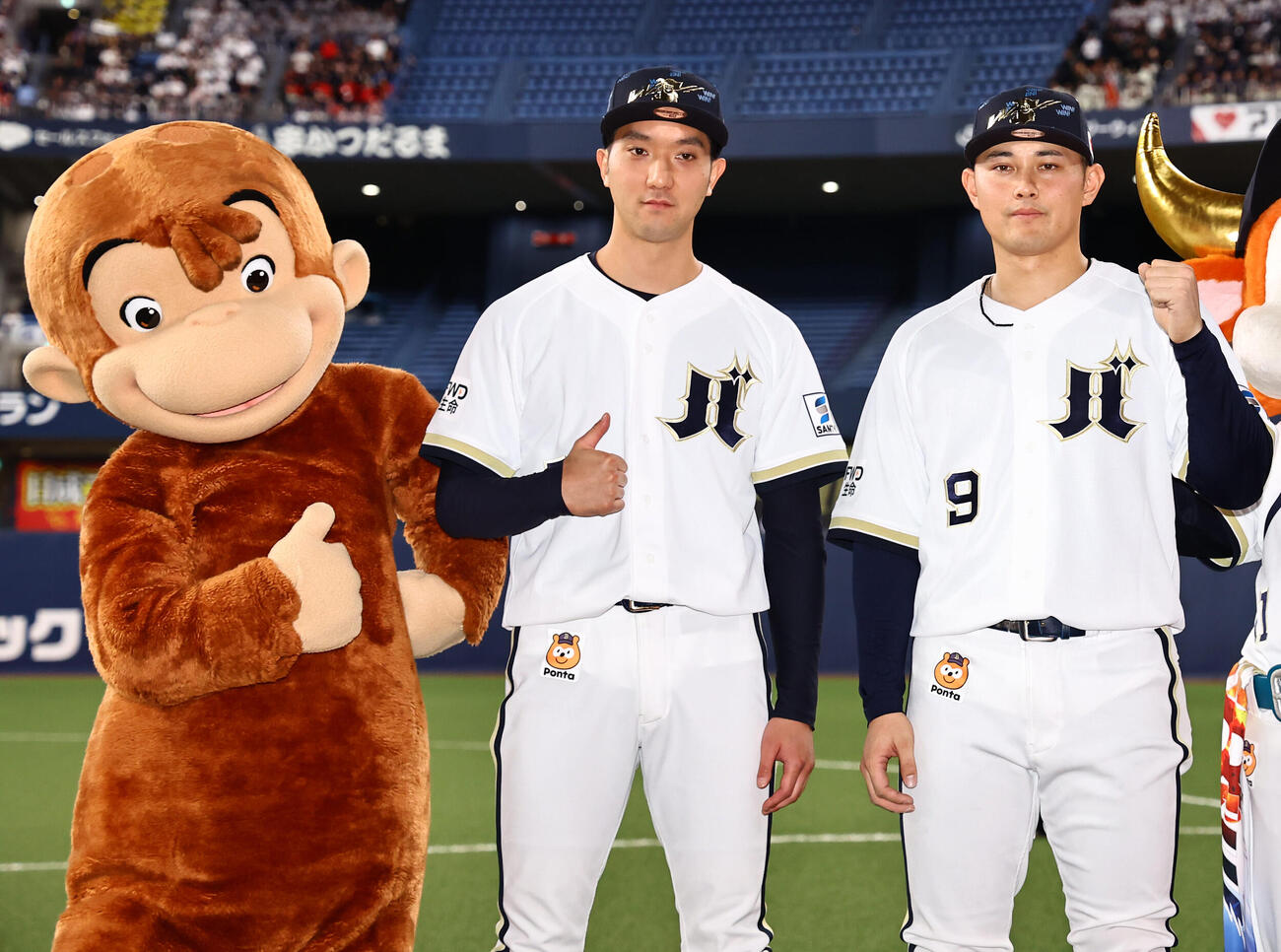 オリックス対ロッテ　おさるのジョージと記念撮影をする田嶋大樹（中央）と野口智哉（撮影・上田博志）