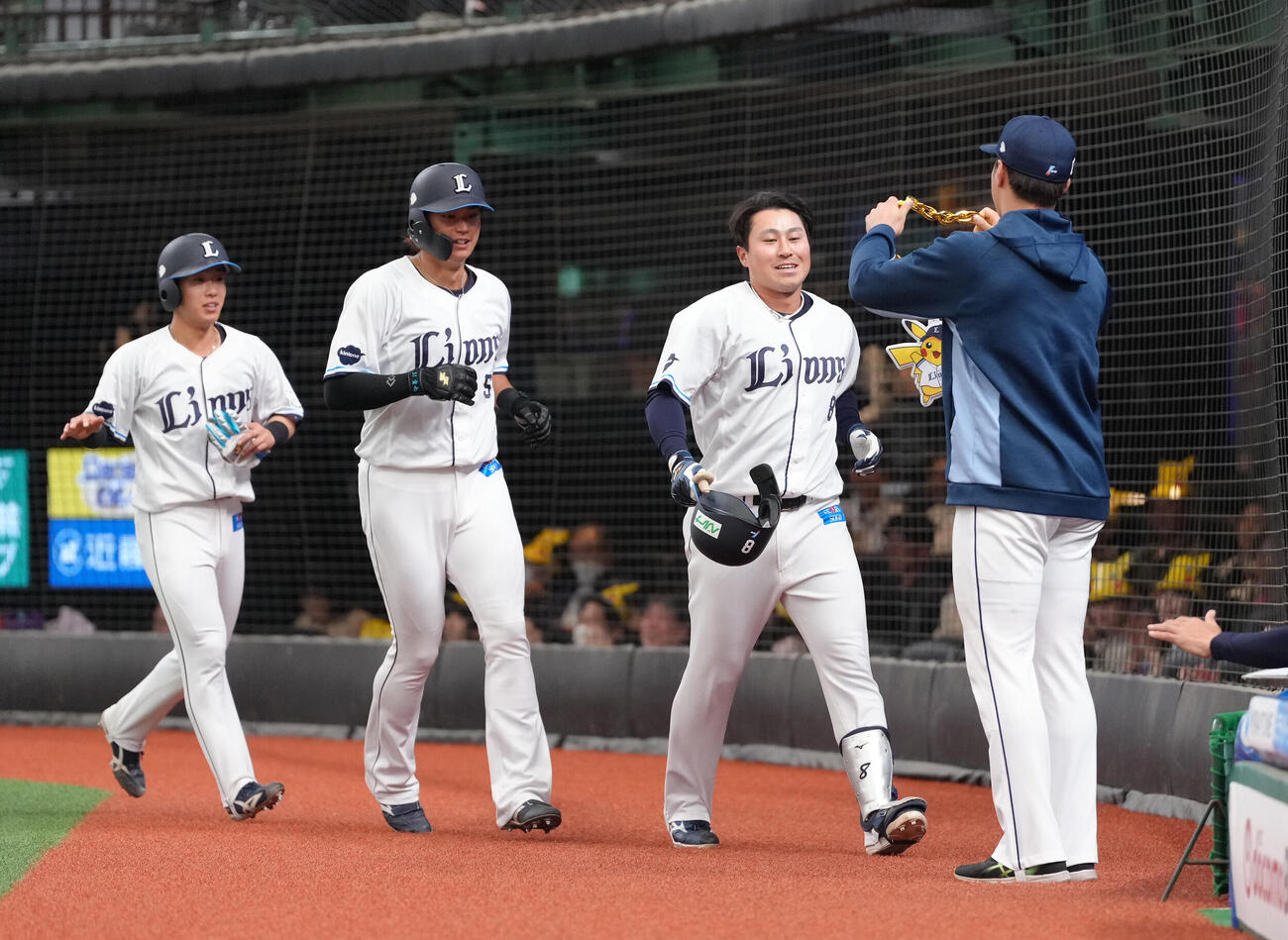 西武対ソフトバンク　2回裏西武1死満塁、渡部聖弥（右）は左越え満塁本塁打を放ち笑顔（撮影・足立雅史）
