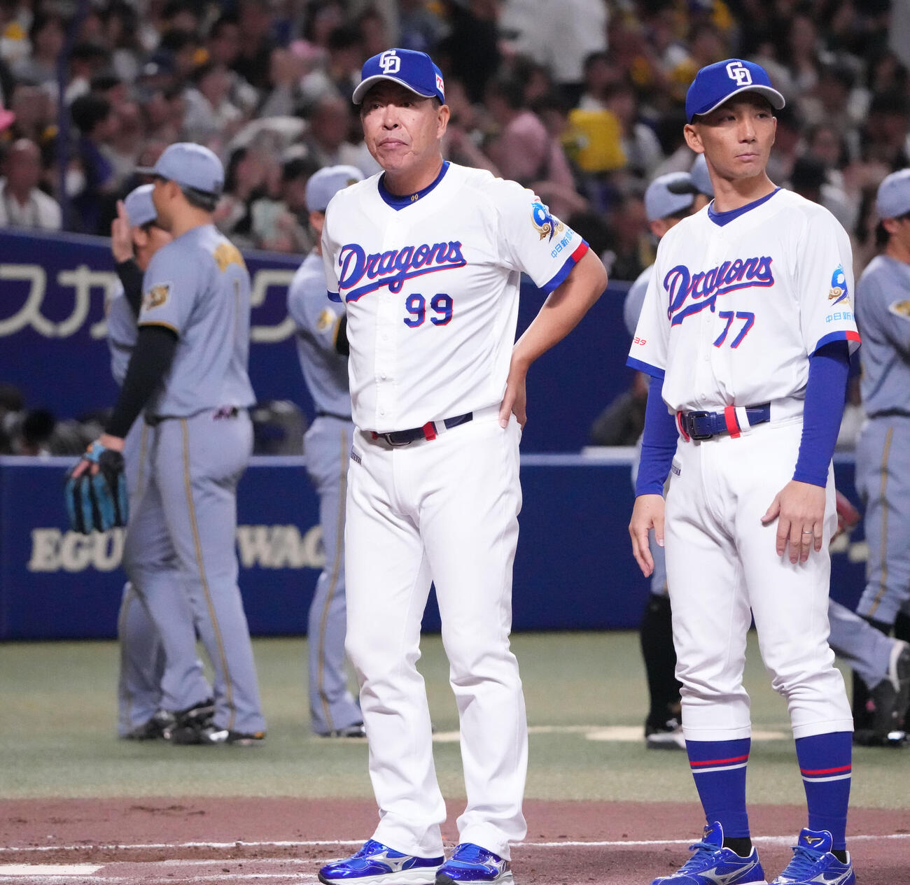 中日対阪神　試合終了、井上一樹監督（右から2人目）は整列しあいさつをする（撮影・森本幸一）