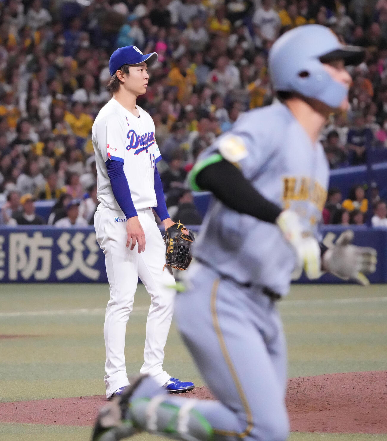 中日対阪神　6回表阪神無死一塁、高橋宏斗（左）は高寺望夢に2点本塁打を浴びる（撮影・森本幸一）
