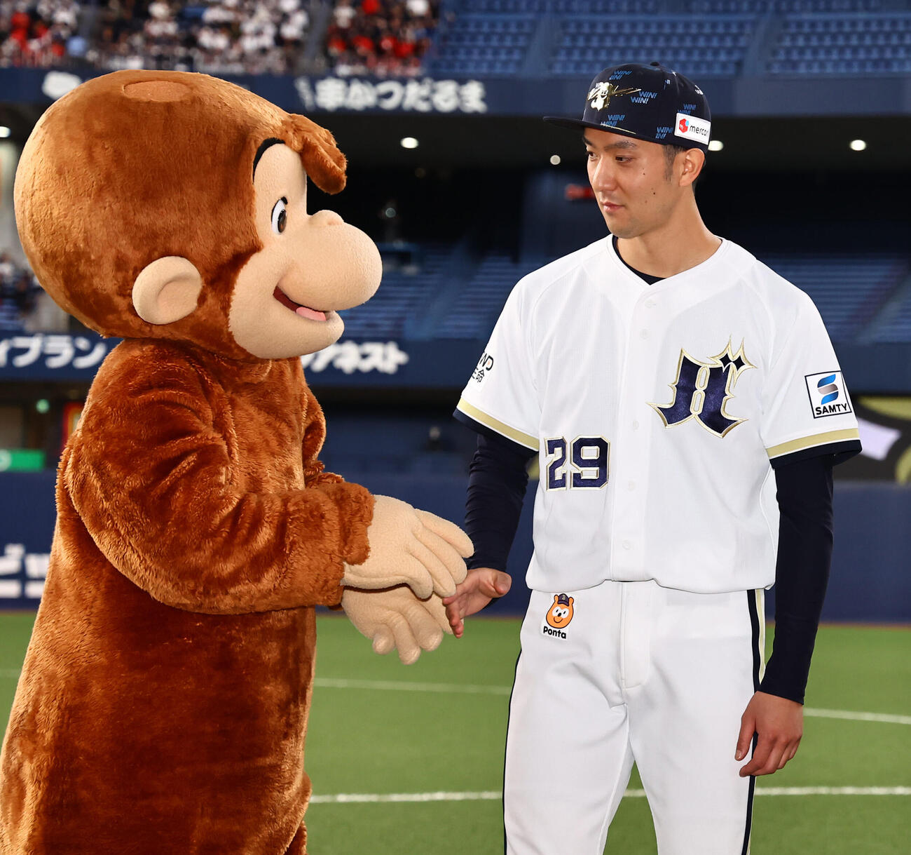 オリックス対ロッテ　今季初勝利した田嶋大樹はおさるのジョージと握手を交わす（撮影・上田博志）