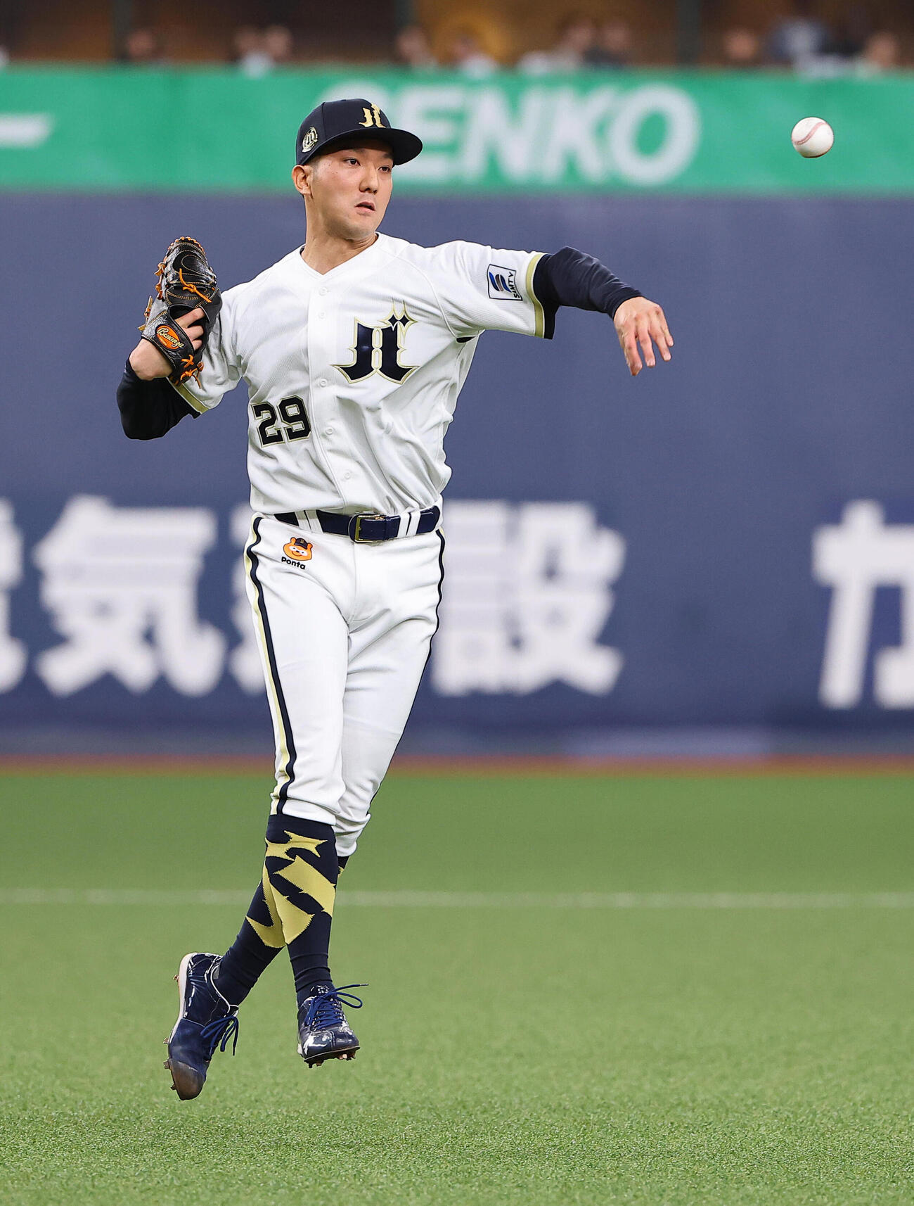 オリックス対ロッテ　4回表ロッテ2死、田嶋大樹は寺地隆成を投ゴロに打ち取る（撮影・上田博志）