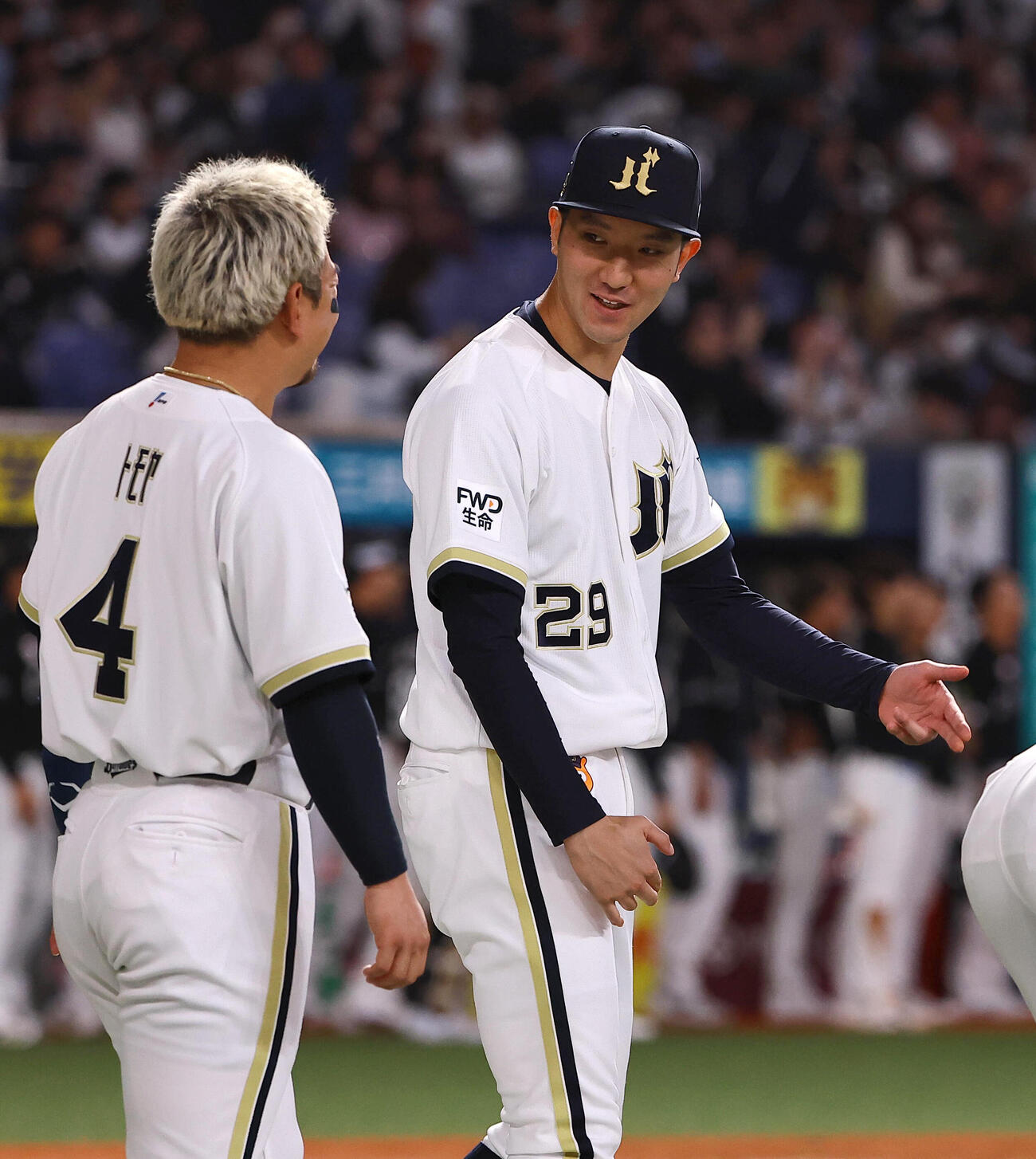 オリックス対ロッテ　今季初勝利した田嶋大樹（右）は森友哉と笑顔を見せる（撮影・上田博志）