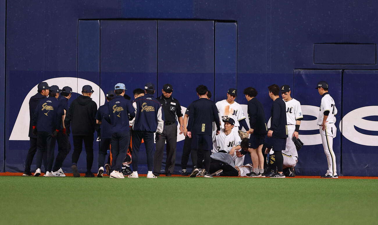 オリックス対ロッテ　5回表ロッテ1死、池田来翔の打球を追ってフェンスに激突した渡部遼人はグラウンドに倒れ込む（撮影・上田博志）