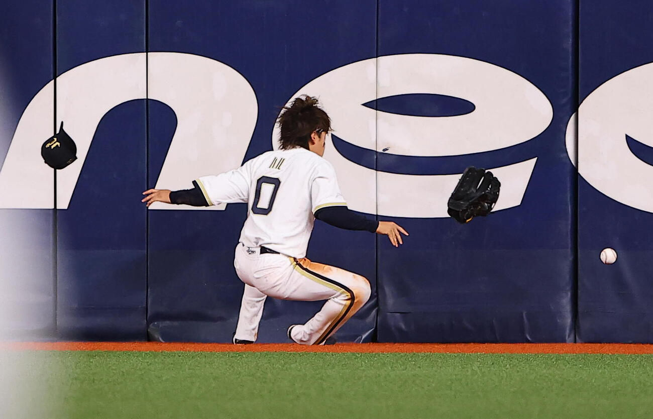 オリックス対ロッテ　5回表ロッテ1死、池田来翔の打球を追ってフェンスに激突した渡部遼人はグラウンドに倒れ込む（撮影・上田博志）