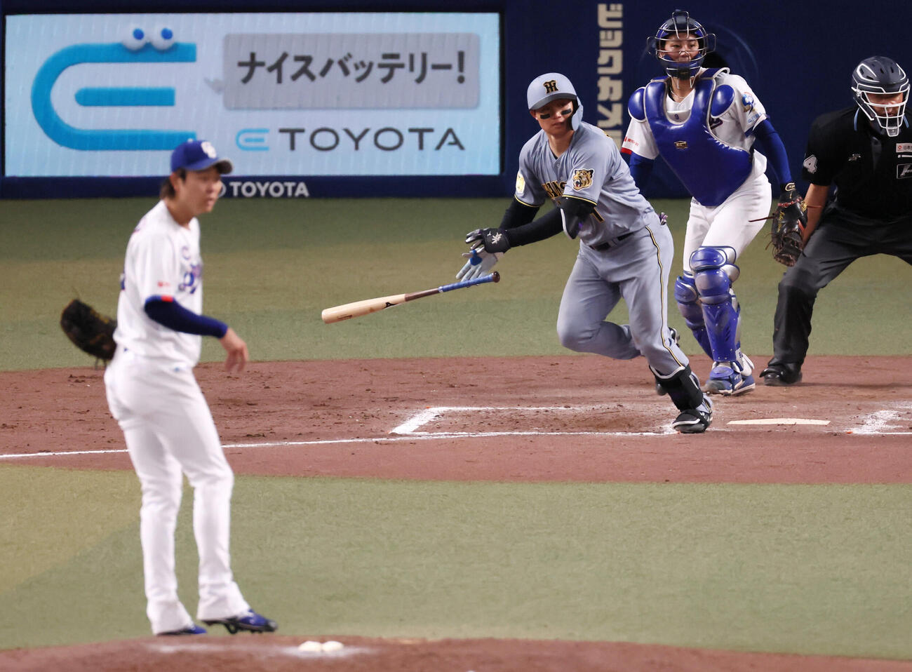 中日対阪神　8回表阪神1死一塁、森下翔太は左前打を放つ。投手高橋宏斗（撮影・加藤哉）