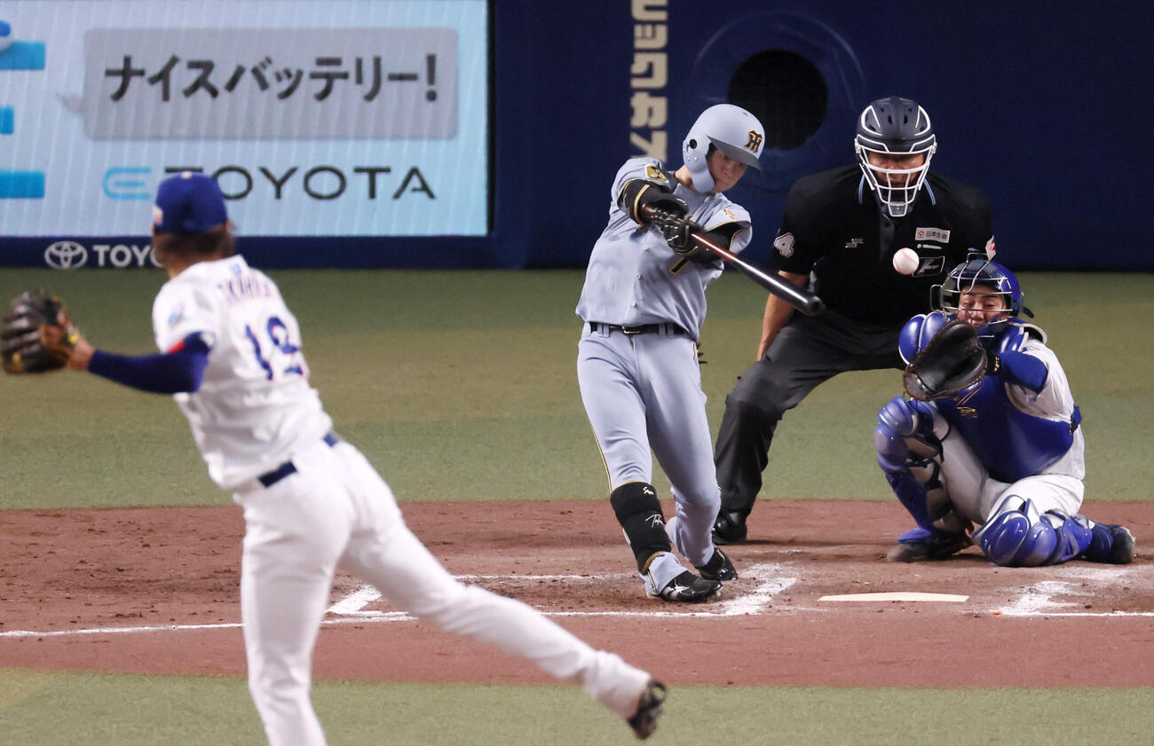 中日対阪神　8回表阪神1死、中野拓夢は中前打を放つ。投手高橋宏斗（撮影・加藤哉）