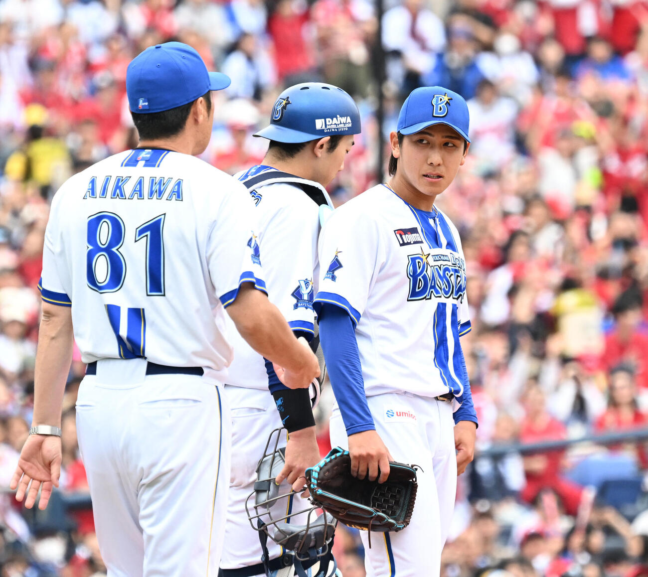 DeNA対広島　5回途中、DeNA相川亮二監督（左）に降板を告げられた深沢鳳介（右）（撮影・千葉一成）